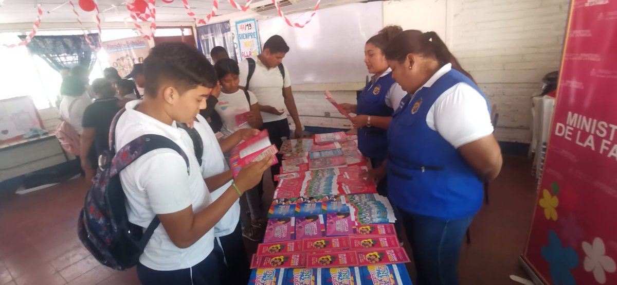 mividasin_droga's tweet photo. 📍#Chinandega, realizamos 👩🏻‍💼Feria informativa de prevención al consumo de drogas y otras adicciones a estudiantes de 1ro, 2do, 3ro, 4to y 5to año del Instituto Teodoro King del municipio de Puerto Morazán, Tonalá del Viejo Chinandega.❤️🖤

#MiVidaSinDrogasPazYPorvenir.
#MIGOB https://t.co/0IDucZJIG8