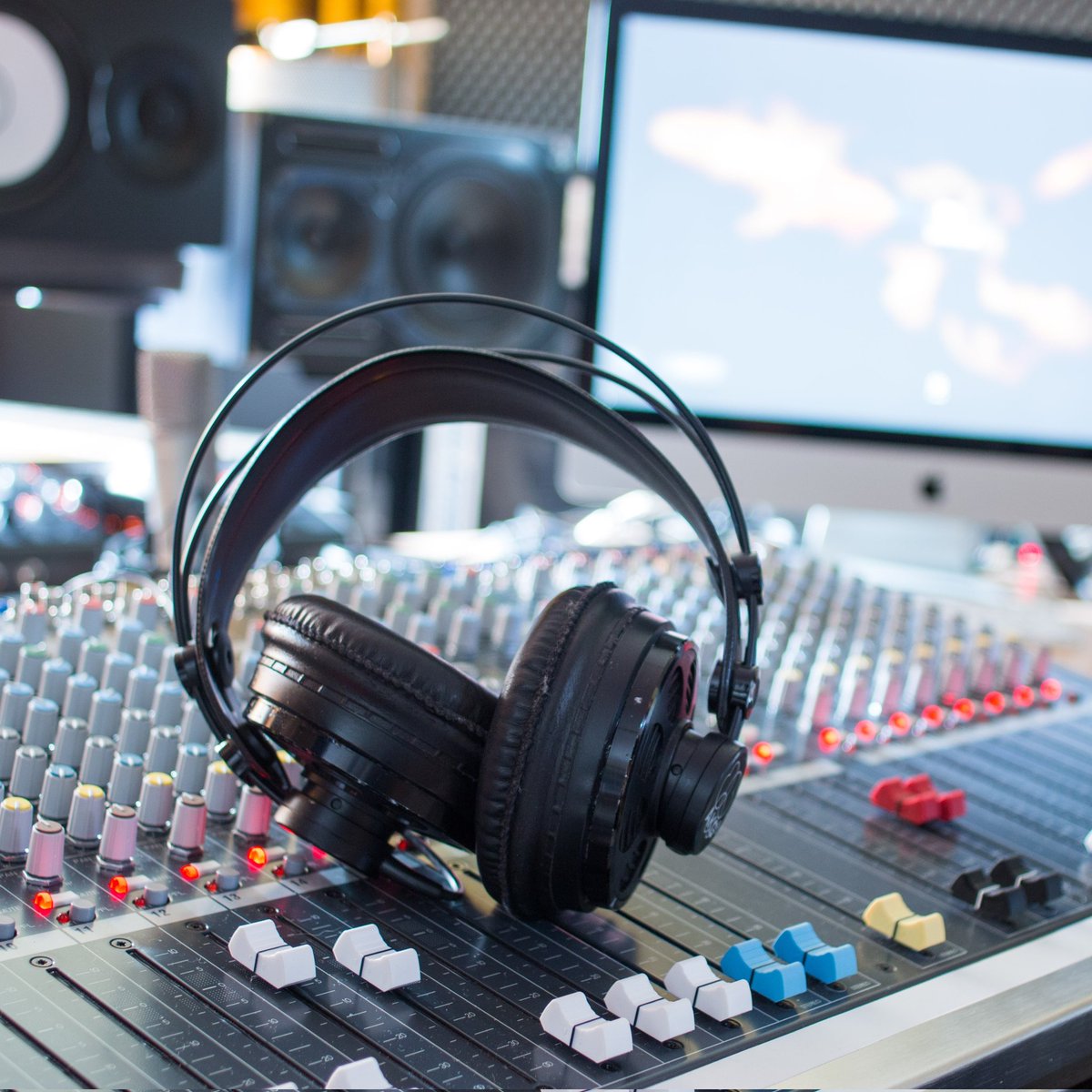 MusicMMasters's tweet photo. All of an artists creativity happens in the studio. But what happens when the artist needs their creativity heard? 
#MusicMarketingMasters is here!!!! Want your music marketed and promoted to the prominent brands and names of the music industry? Submit an email to find out more! https://t.co/oFnUxFtNGc