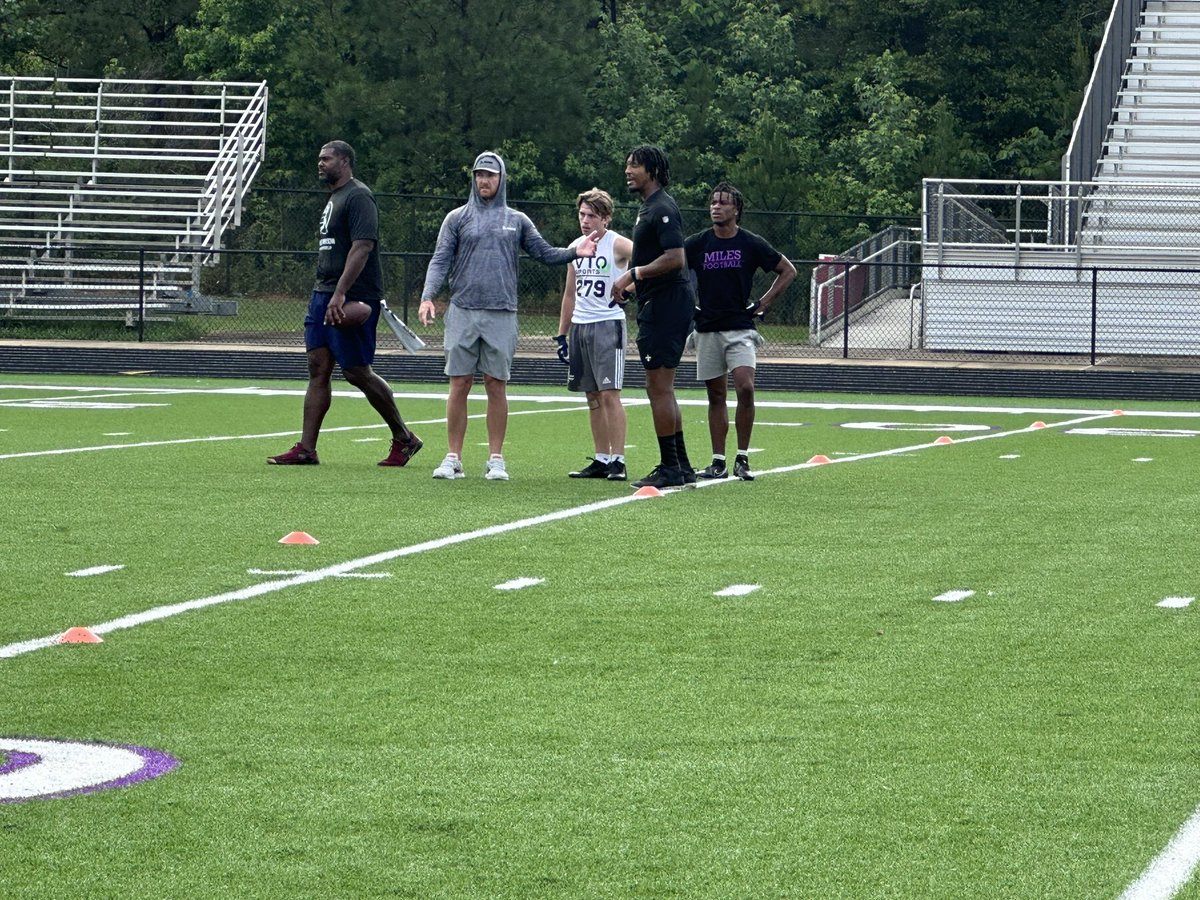 SyxNoah1's tweet photo. Thank you @Jaboowins for letting me workout with you this morning! 1%better everyday! @MDFNATION @JustWinMGMT @hytfootball @gregpatterson51 @CoachECarroll @PlayBookAthlete @AL6AFootball @TDAlabamaMag @TDARecruiting @RTRnews @antonorwins @AL7AFootball @JCollinsUGA @_SouthernXpress https://t.co/c34uQJZGM3