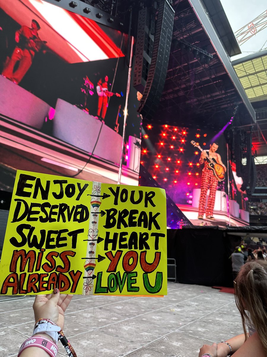 hslothalo28's tweet photo. HARRY LOOKED JNTO MY EYES AND SAID THANK YOU WHEN HE READ THIS SIGN #hslotwembleyn4 best night of my life https://t.co/2NtLr1HQMS