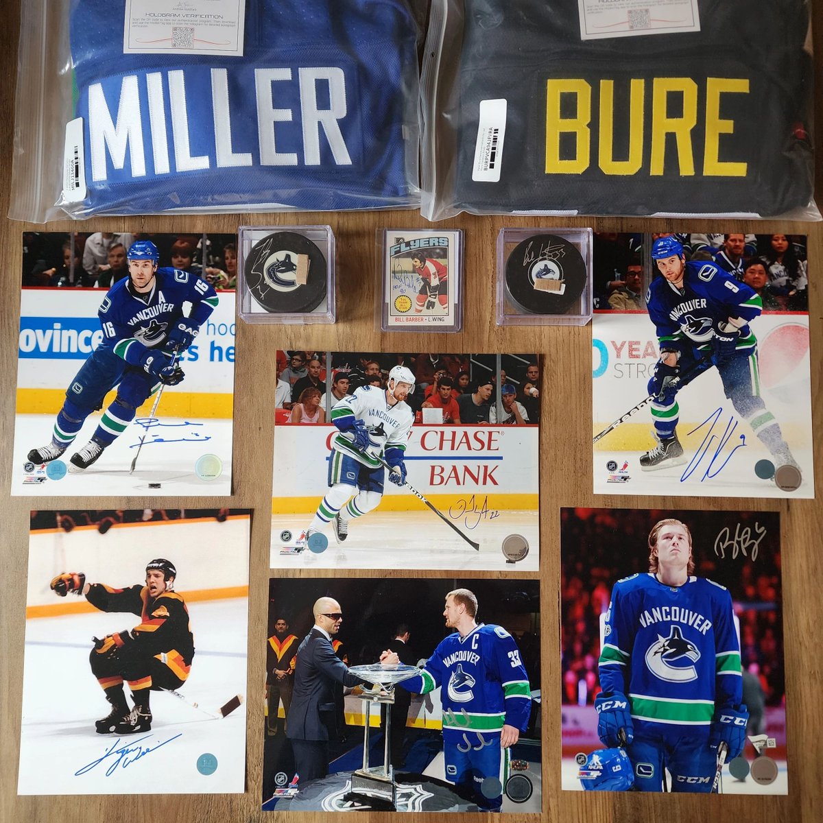 CollectionCARTE's tweet image. Received 7 mystery treasure chests from aj sports.
Lots of superstars !
1st photo is a recap of the top hits.
The 7 other photos shows the contents of each box.
More photos on facebook.

#connorbedard
#mariolemieux
#teemuselanne
#pavelbure
#nathanmackinnon
#joesakic
#ajsports.ca