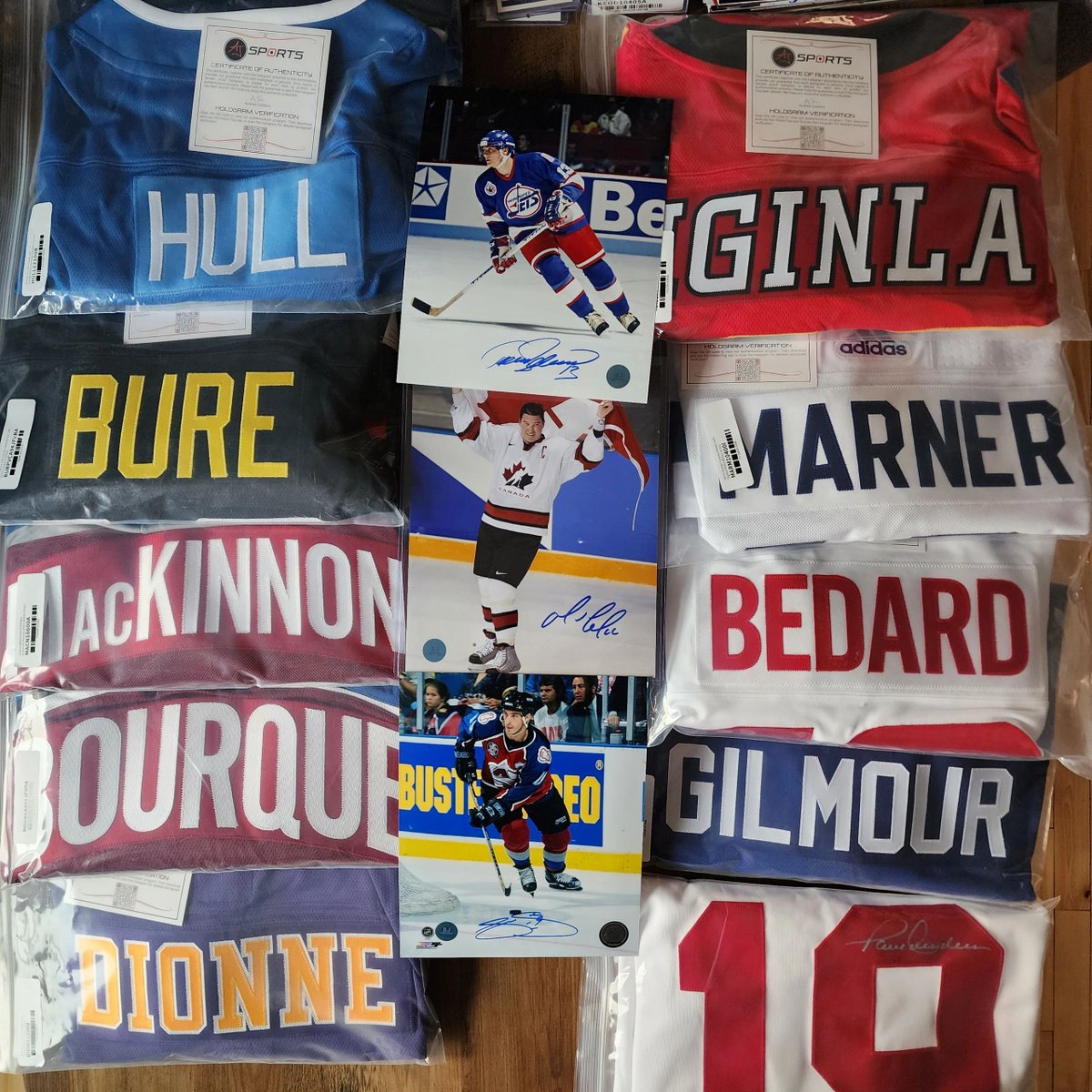 CollectionCARTE's tweet image. Received 7 mystery treasure chests from aj sports.
Lots of superstars !
1st photo is a recap of the top hits.
The 7 other photos shows the contents of each box.
More photos on facebook.

#connorbedard
#mariolemieux
#teemuselanne
#pavelbure
#nathanmackinnon
#joesakic
#ajsports.ca