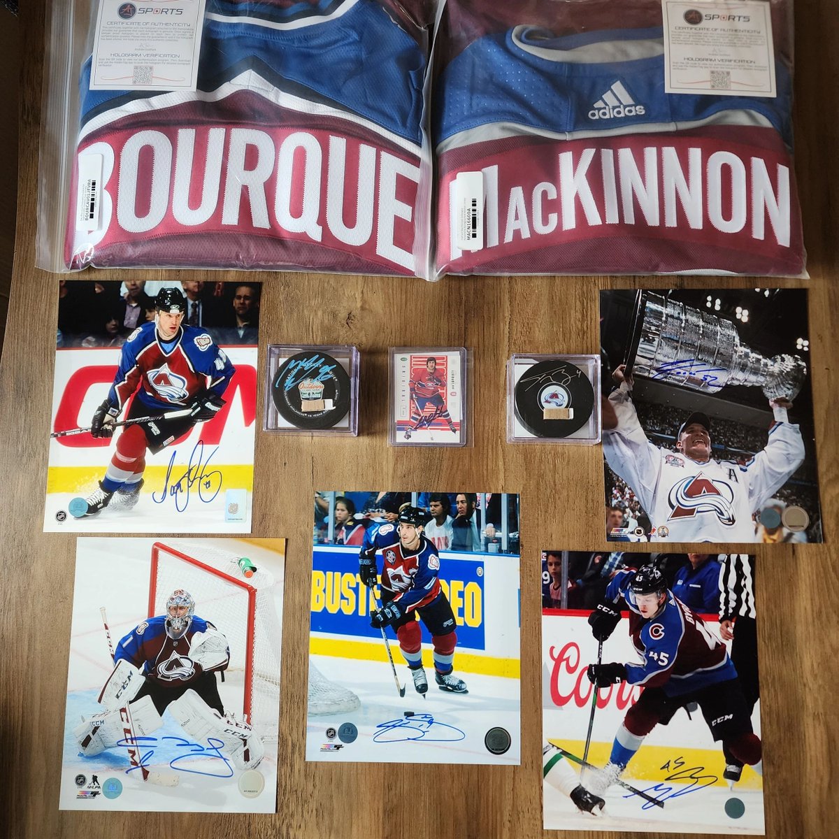 CollectionCARTE's tweet image. Received 7 mystery treasure chests from aj sports.
Lots of superstars !
1st photo is a recap of the top hits.
The 7 other photos shows the contents of each box.
More photos on facebook.

#connorbedard
#mariolemieux
#teemuselanne
#pavelbure
#nathanmackinnon
#joesakic
#ajsports.ca