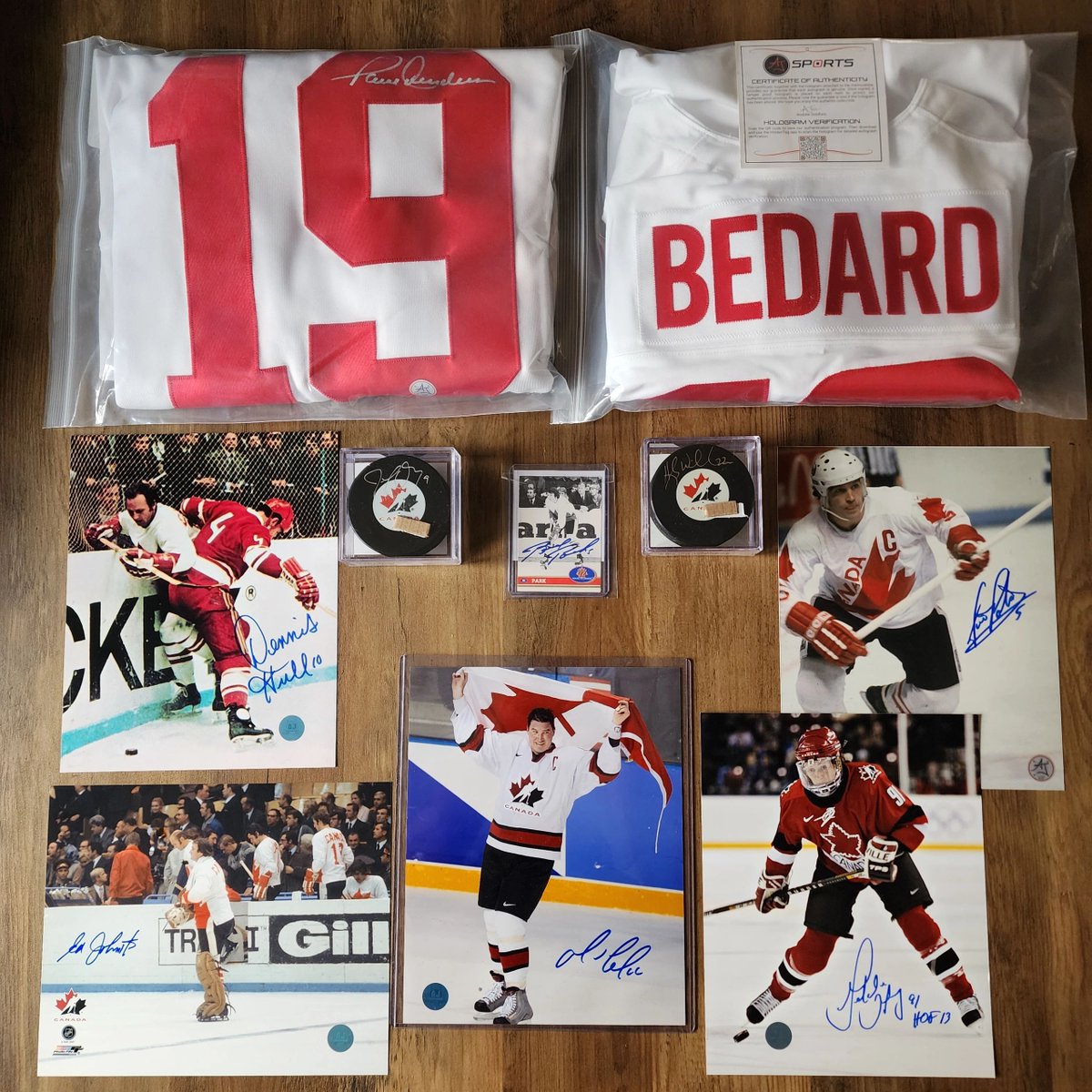 CollectionCARTE's tweet image. Received 7 mystery treasure chests from aj sports.
Lots of superstars !
1st photo is a recap of the top hits.
The 7 other photos shows the contents of each box.
More photos on facebook.

#connorbedard
#mariolemieux
#teemuselanne
#pavelbure
#nathanmackinnon
#joesakic
#ajsports.ca