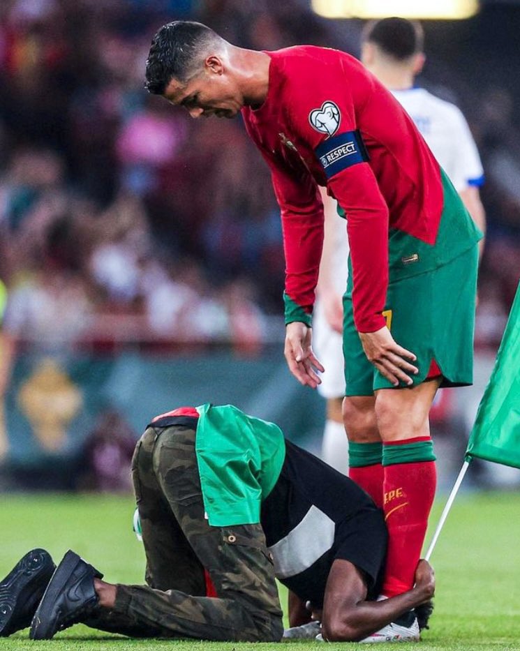 “I never reject a hug, photo or autograph. I was also a fan of football.”

What a photo! 😍