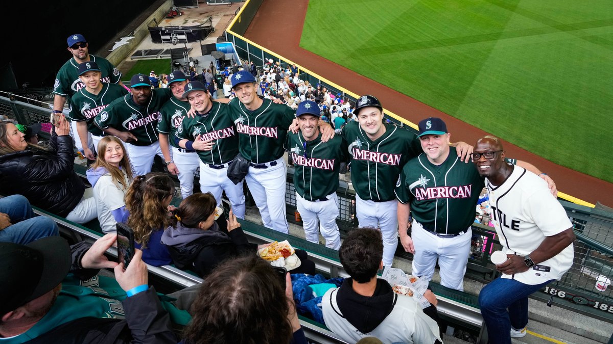 Mariners's tweet photo. Those "1995 Mariners" from last season?

Well, they're back... as the "2001 Mariners" 🤣👏 https://t.co/kfmTJW5CRu