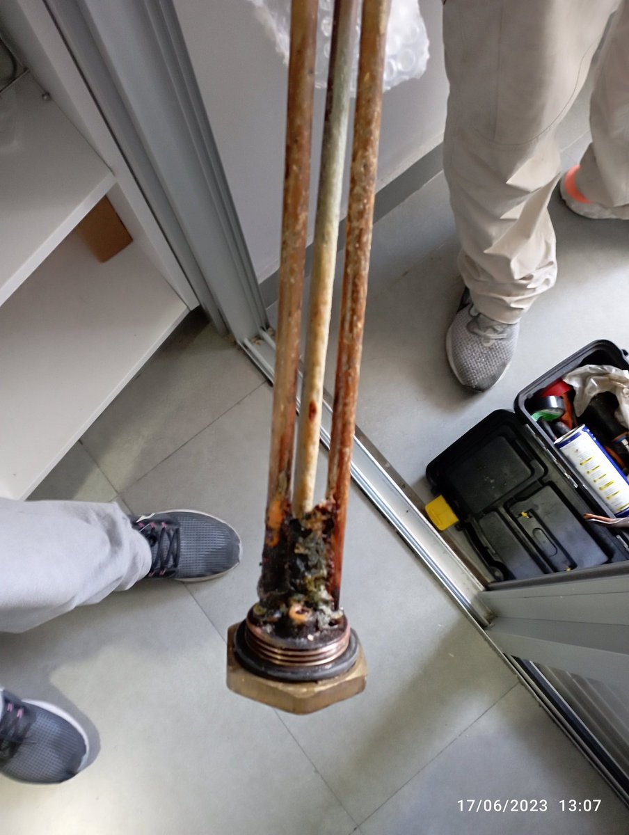 ClauPochi's tweet photo. @Vithurbide Eso que parece arcilla, es el agua que sacaron del calefón y esa es la resistencia que tiene un año y medio. El técnico me recalcó q al bañarnos, lo mejor es apagarlo y luego volverlo a encender. La nueva, tiene vida útil de tres meses y hay q volver a cambiarla, por seguridad. https://t.co/bIK2zkDL5H
