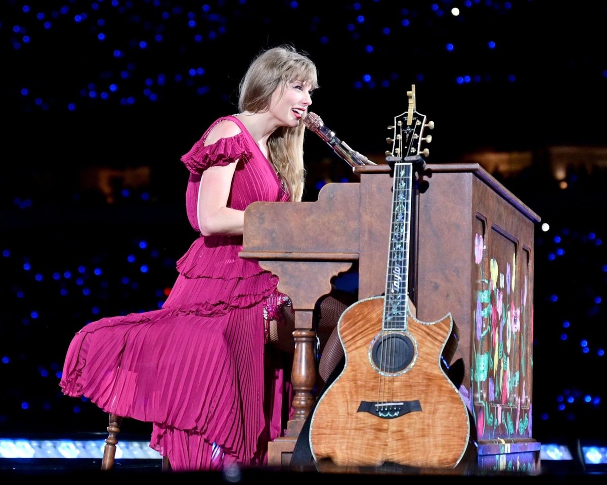 TheSwiftSociety's tweet image. 🎶| The first surprise song is &quot;seven&quot; with Aaron Dessner