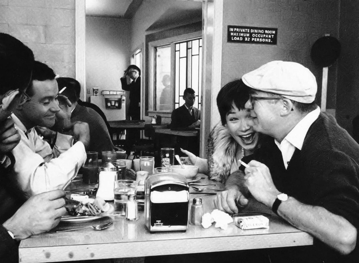 Jack Lemmon, Shirley MacLaine, and Billy Wilder dining during filming of 'The Apartment.' Wilder's comedic masterpiece, winner of five #Oscars including #BestPicture, was released in NYC on this date in 1960.

#JackLemmon #ShirleyMacLaine #BillyWilder