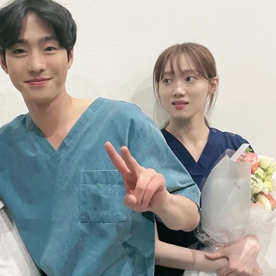 imadramatrash's tweet photo. HAHAHAHAHAHAHAHAHAHA 🤣

#DrRomantic3 #우진은재  
#안효섭 #이성경 
#AhnHyoSeop #LeeSungKyung https://t.co/xXsE6OWxLy