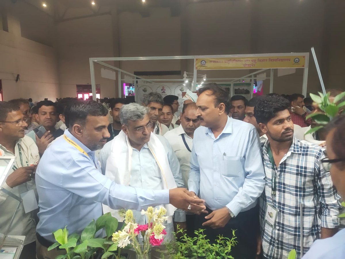 JainIrrigation's tweet image. Glimpses from the State level farmer fair in #Jaipur

We are delighted and glad to present our #AgTechnology to the Agriculture Minister of Rajasthan @KatariaLalchand along with farmers from all parts of Rajasthan! 🧑🏻‍🌾👩🏻‍🌾

#UpAndOnwards
#MoreCropPerDrop
#JainIrrigation #Agri…