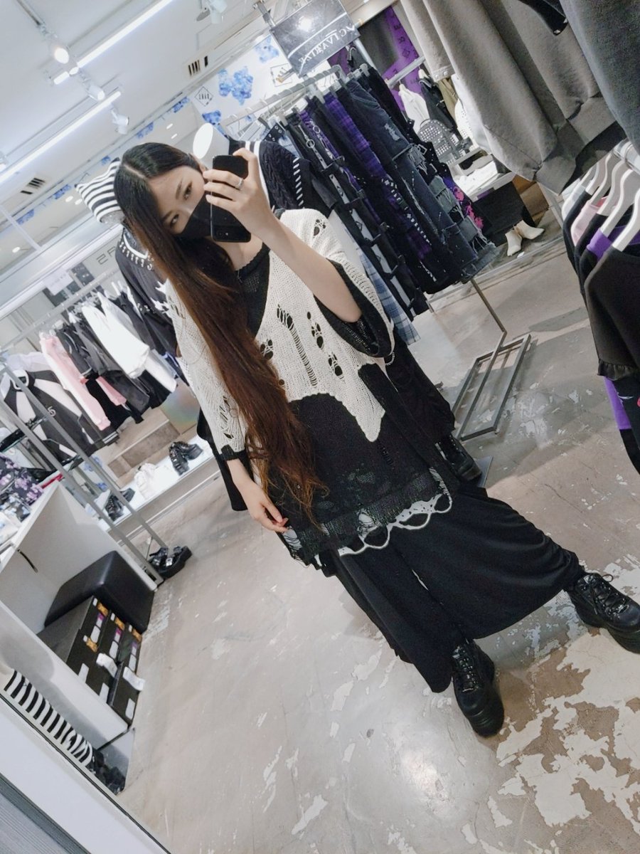 CIVARIZE_shiori's tweet photo. おります✌️✨
個人的おすすめなCIVARIZEのサマーニットを使ったコーデです😈❤
このシルエットがたまらなくカッコ良い🤟✨
皆様にも是非来て欲しいアイテムです😍✨

#CIVARIZE
#TRAVASTOKYO
#REFLEM
#MAGNETbySHIBUYA109
#渋谷 https://t.co/VlmZcUkMRv