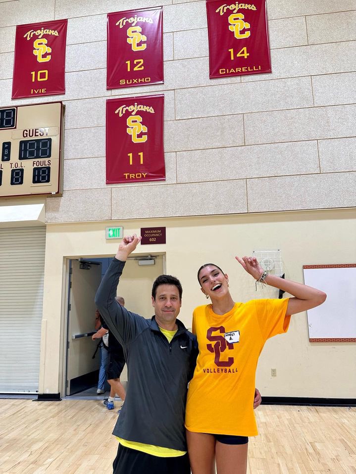Thank you @uscwomensvolley for hosting our stud @AlevokHazel ✌️

We spot our director’s name on that wall! @DSUXHO7 ~~2XAll American & Player of the Year!

Who’s got next🙏

#wintoday