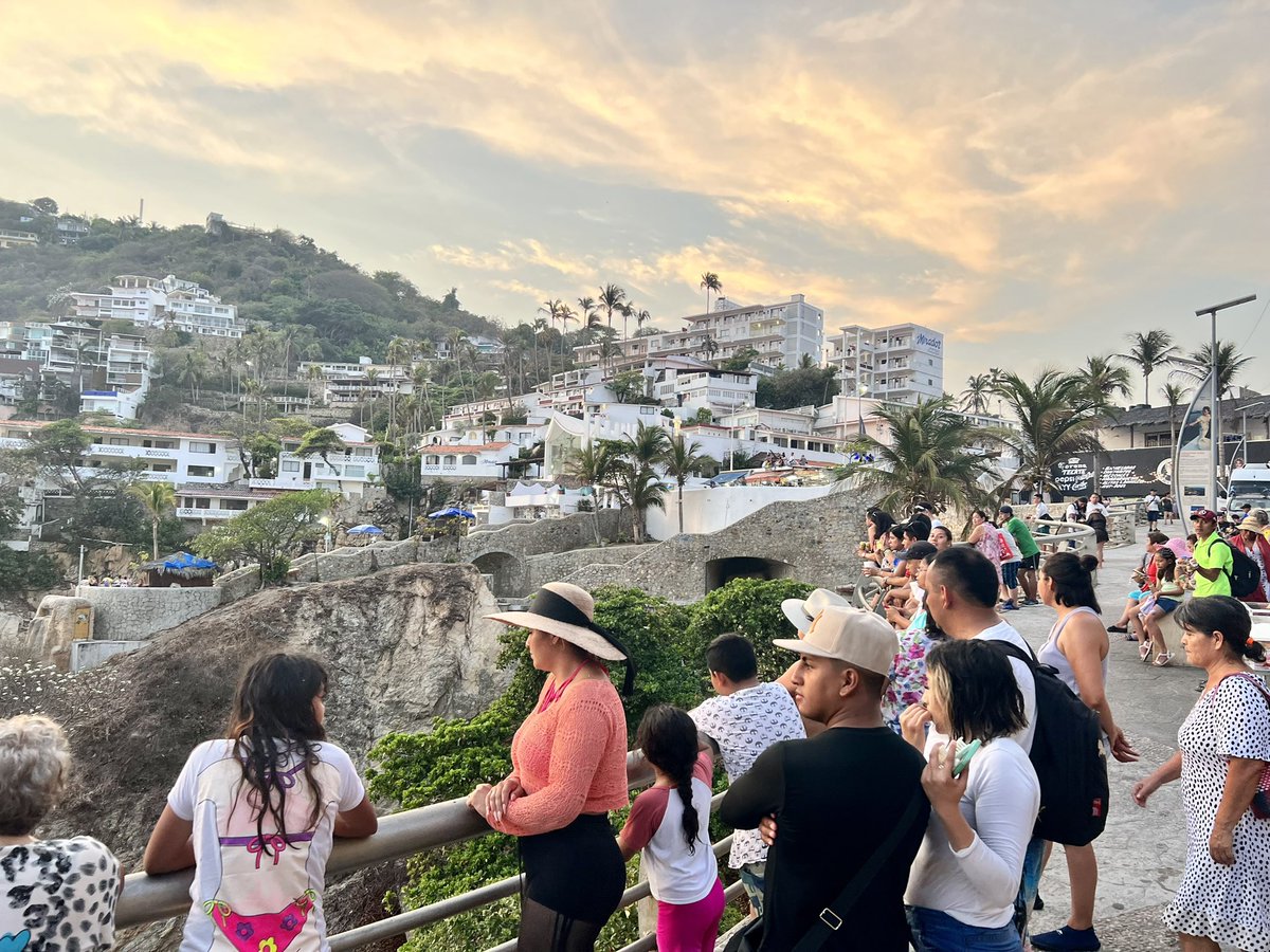 Sectur_Guerrero's tweet photo. Las playas de Acapulco son el escenario perfecto para vivir momentos inolvidables. 

☀️Acapulco tiene magia✨, 
te compartimos la belleza de nuestras playas y la espectacular Quebrada de Acapulco🌴. https://t.co/YretaW49z2
