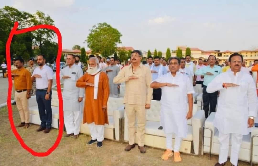 VTankha's tweet photo. सतना में RSS के कार्यक्रम में शामिल होकर ध्वज प्रणाम करने की तस्वीर सतना कलेक्टर और नगर निगम आयुक्त की हैं !! ऐसे रिश्तों से लोक अधिकारी निष्पक्ष चुनाव कैसे करा पायेंगे। ⁦@ECISVEEP⁩ ऐसे सब अधिकारियों को चुनाव संबंधित तैयारीओ से दूर रखे। ⁦@INCMP⁩ ⁦@digvijaya_28⁩ https://t.co/y5s1GzEvHn