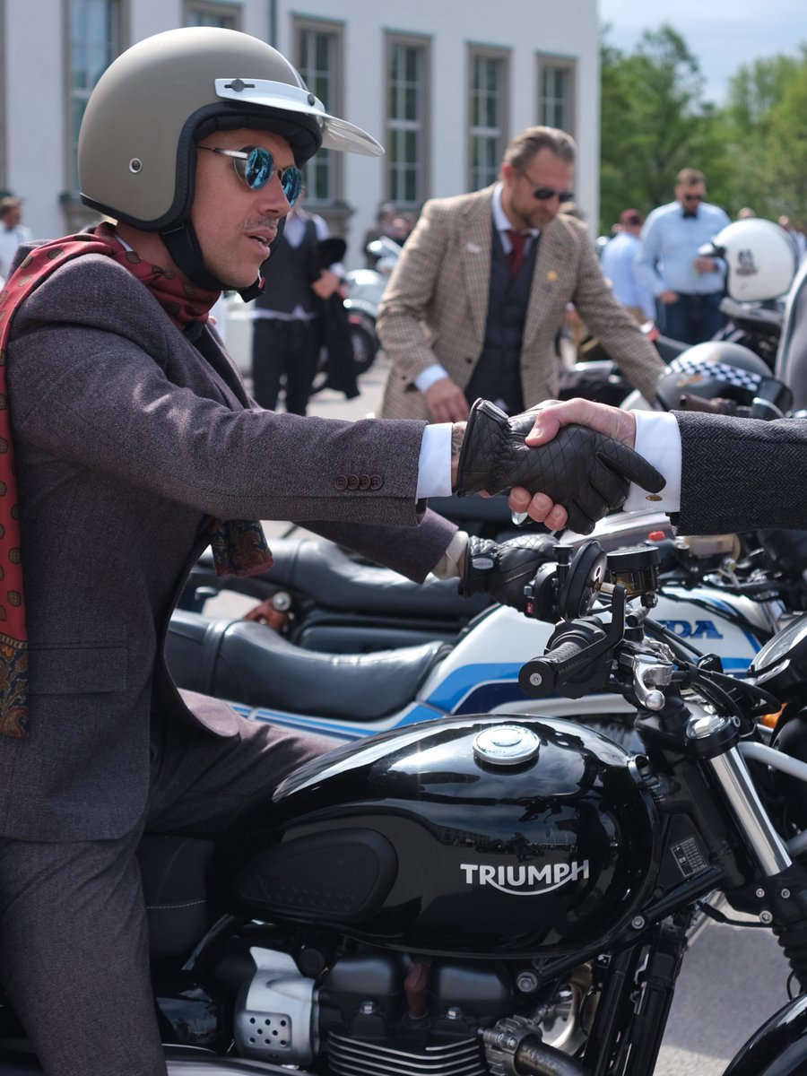 A shake of the hand before the start. A gentleman's gesture before the DGR kicked off in Stockholm this year. 

🌎 Stockholm, Sweden
📸 Street Journal Stockholm