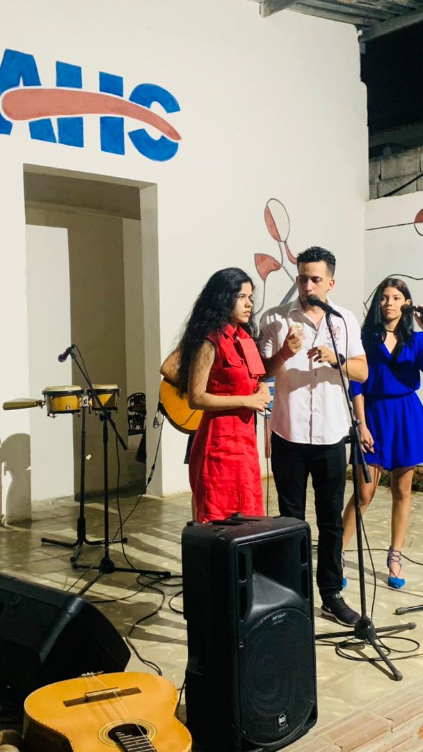 massiel_santa's tweet photo. #Décimacuerda a 🏠llena #ahora 
¡ La tradición presente siempre ! 

@AhsCiegoDeAvila 

#latiravileño #CubaesCultura #ahscav #AHSCuba #elartenoaune 
#ladécimatienetalla #CiegodeÁvila #Cuba https://t.co/fnCZRPXeyz