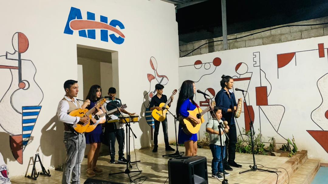 #Décimacuerda a 🏠llena #ahora 
¡ La tradición presente siempre ! 

<a href="/AhsCiegoDeAvila/">AHS Ciego de Avila</a> 

#latiravileño #CubaesCultura #ahscav #AHSCuba #elartenoaune 
#ladécimatienetalla #CiegodeÁvila #Cuba