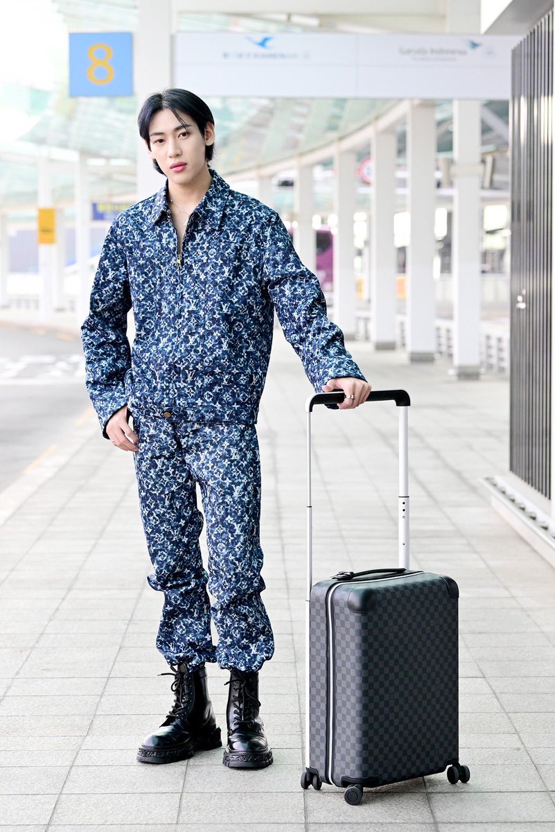 ElleMenThailand's tweet photo. #ELLEMENairportlook สุดคูลนี้ของหนุ่มแบมแบม ก่อนเดินทางไปปารีสเพื่อร่วมชมโชว์ Men’s Spring-Summer 2024 จากหลุยส์ วิตตอง เทใจให้กี่คะแนนกันเอ่ย

#ELLEMENreports
#ELLEMENthailand
#LVMenSS24 
#LouisVuitton 
#ParisFashionWeek
#SpringSummer2024 
#bambam1a https://t.co/HDBOUi0UUp