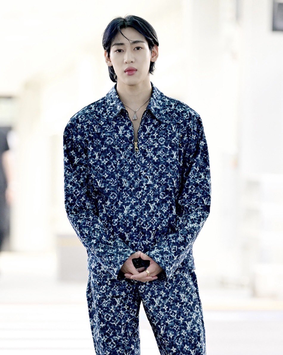 ElleMenThailand's tweet photo. #ELLEMENairportlook สุดคูลนี้ของหนุ่มแบมแบม ก่อนเดินทางไปปารีสเพื่อร่วมชมโชว์ Men’s Spring-Summer 2024 จากหลุยส์ วิตตอง เทใจให้กี่คะแนนกันเอ่ย

#ELLEMENreports
#ELLEMENthailand
#LVMenSS24 
#LouisVuitton 
#ParisFashionWeek
#SpringSummer2024 
#bambam1a https://t.co/HDBOUi0UUp