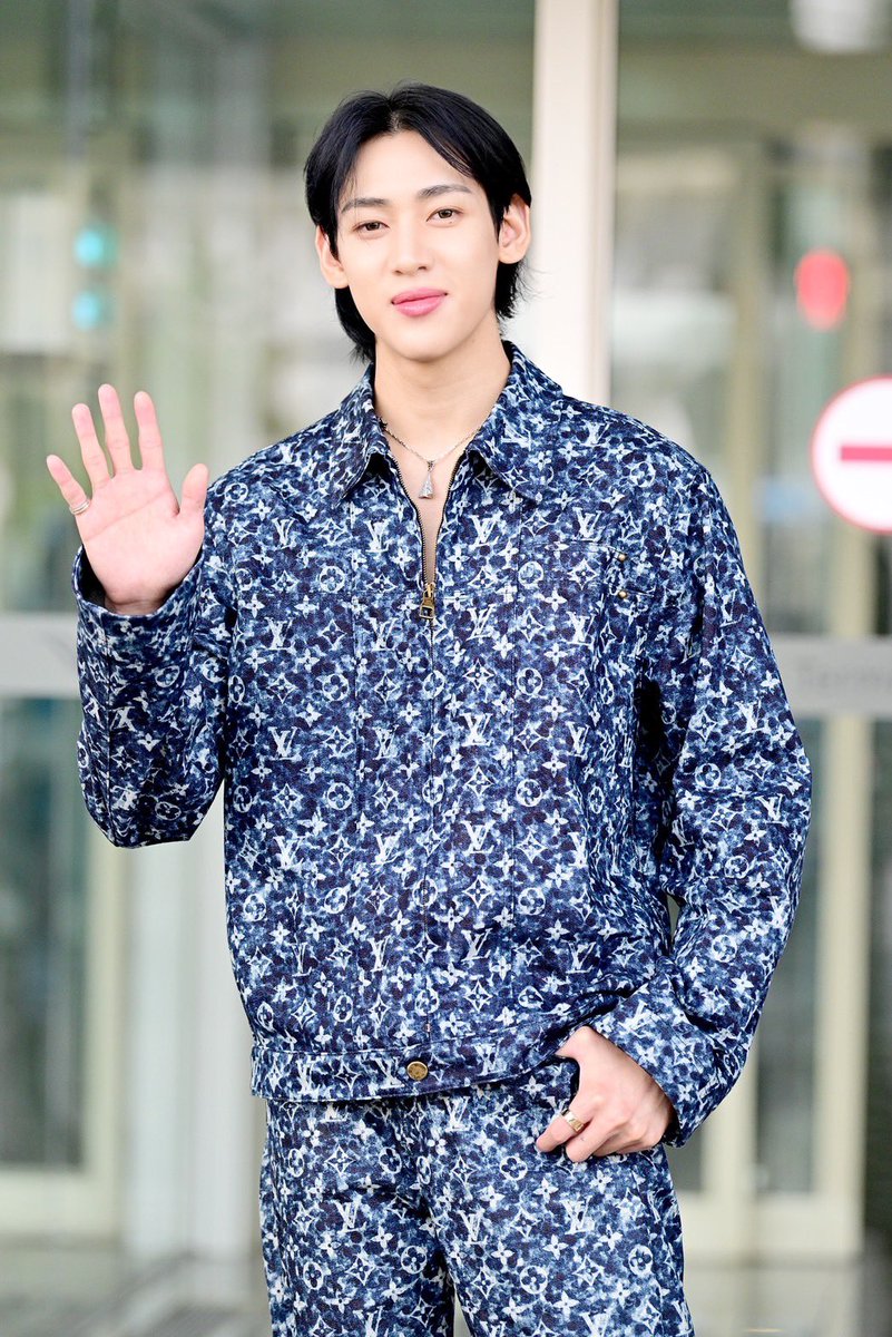 ElleMenThailand's tweet photo. #ELLEMENairportlook สุดคูลนี้ของหนุ่มแบมแบม ก่อนเดินทางไปปารีสเพื่อร่วมชมโชว์ Men’s Spring-Summer 2024 จากหลุยส์ วิตตอง เทใจให้กี่คะแนนกันเอ่ย

#ELLEMENreports
#ELLEMENthailand
#LVMenSS24 
#LouisVuitton 
#ParisFashionWeek
#SpringSummer2024 
#bambam1a https://t.co/HDBOUi0UUp