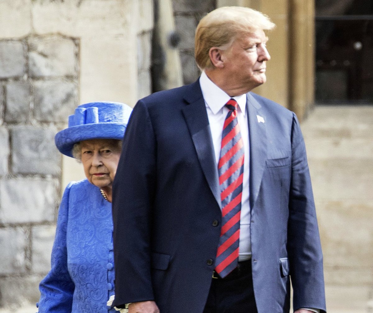 Cowboyw2b2's tweet photo. Friday Biden said, “God save the Queen, man.”
Today Trump said, “Long live the King”
Think figuratively. https://t.co/auQB9lk4L2