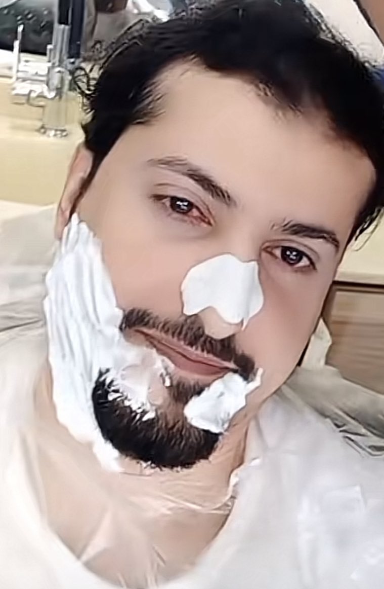 #تجاوزات_سمول_كابتشينو 
هذا وجهه واحد عمره ٢٩ !!
باين في منتصف الخمسينات