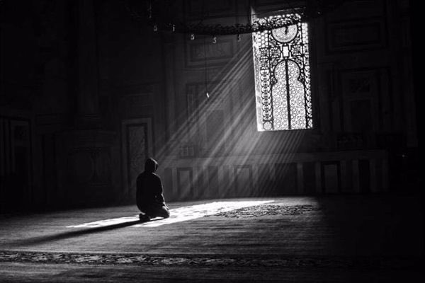 رُبَّ ركعةٍ في ظلام الليلِ أحيت قلباً ، و غفرت ذنباً ، و سترت عيباً ، و رفعت مقام صاحبها في علِّيّين

- صلاةُ الوتر خير ختام ليومك 🤍