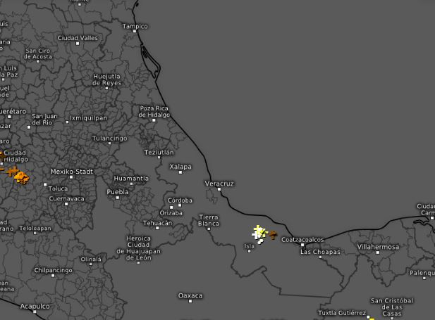 spcver's tweet photo. 5 pm. Una zona de tormentas aisladas se desarrolló rápidamente en el sur de Veracruz al sur de San Andrés y Santiago Tuxtla en donde se detecta actividad eléctrica. Mientras, se nota despejado en el resto de la región sur. #Veracruz #Nubes # https://t.co/KS0ej9MPQn
