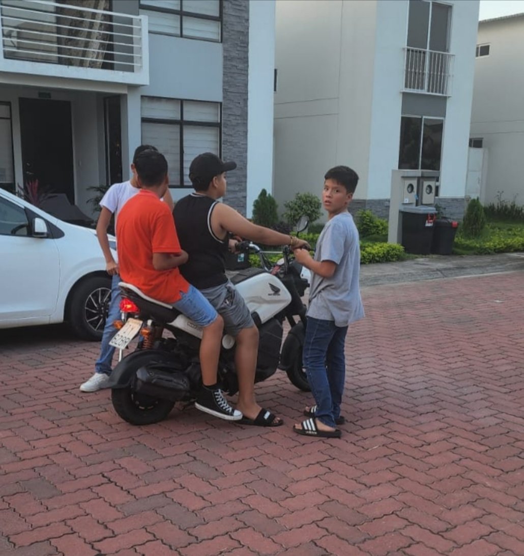 dr_puig's tweet photo. @CTEcuador En la Etapa Granate de la Joya menores de edad en moto sin control.  Favor tomar acciones. https://t.co/4JxP0pbXIa