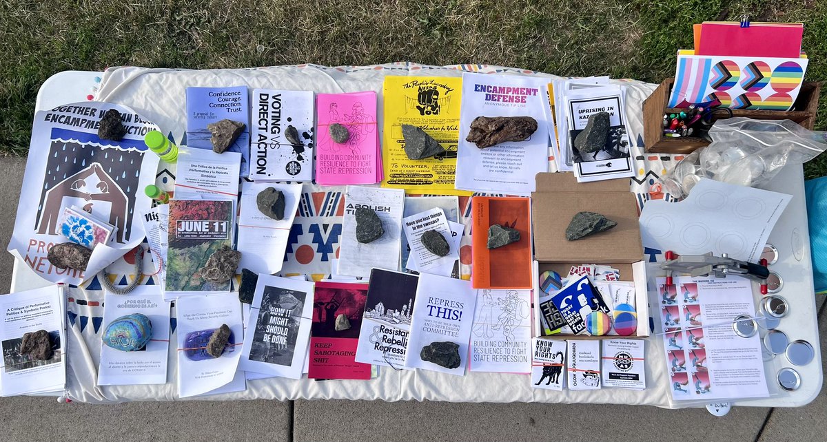 LunchBloc's tweet photo. The beloved zine table at Meat Jacker!! https://t.co/lsWh4oCFNE