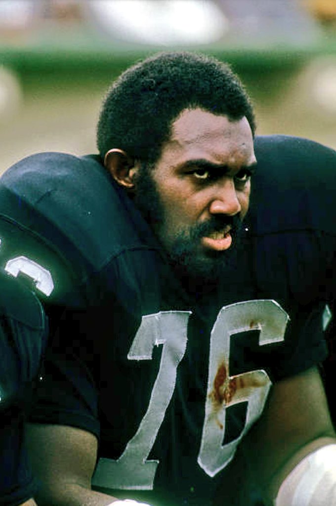 RIP Bob Brown 🙏
'The Boomer'
Tackle, #Eagles 1964-68, #Rams 1969-70, #Raiders 1971-73

• PFHOF (2004)
• All-Decade 1960s
• 9x All-Pro (6x First-Team)
• 6 Pro Bowls
• 3x NFL Offensive Lineman of the Year
• NFL100 All-Time Team Finalist
• A devastating, aggressive blocker