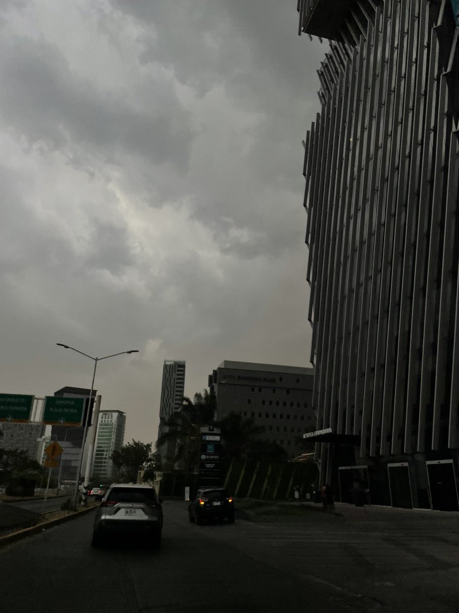 marledezma9's tweet photo. Alguien más siente en este momento vibras del fin del mundo en GDL?? https://t.co/OmAxlf1X4g