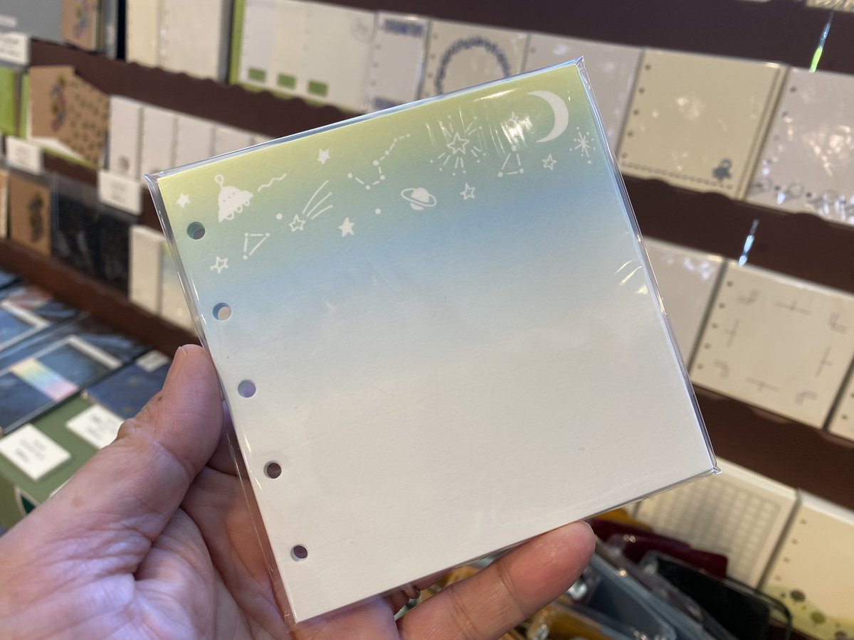 izupapa0211's tweet photo. 【きょうの文具】
#万年筆フェス2023 #ナガサワ文具センター　の会場から。
今回、初登場のブランド #poppaper 
 がM5、M5スクエアのリフィルとバインダーを携えて登場。
オシャレなイラストのリフィルはコスモエアライト、キャサリン、サンレイドの3種類の異なる用紙がセットになってます。 https://t.co/xORZ415lM8