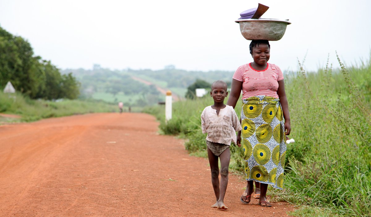 La sécurisation des droits fonciers des femmes peut aider à faire progresser les #ObjectifsMondiaux d'égalité des sexes et de restauration des terres, et contribuer à la réalisation des #ODD.

Défendons les droits fonciers des femmes !
#HerLand