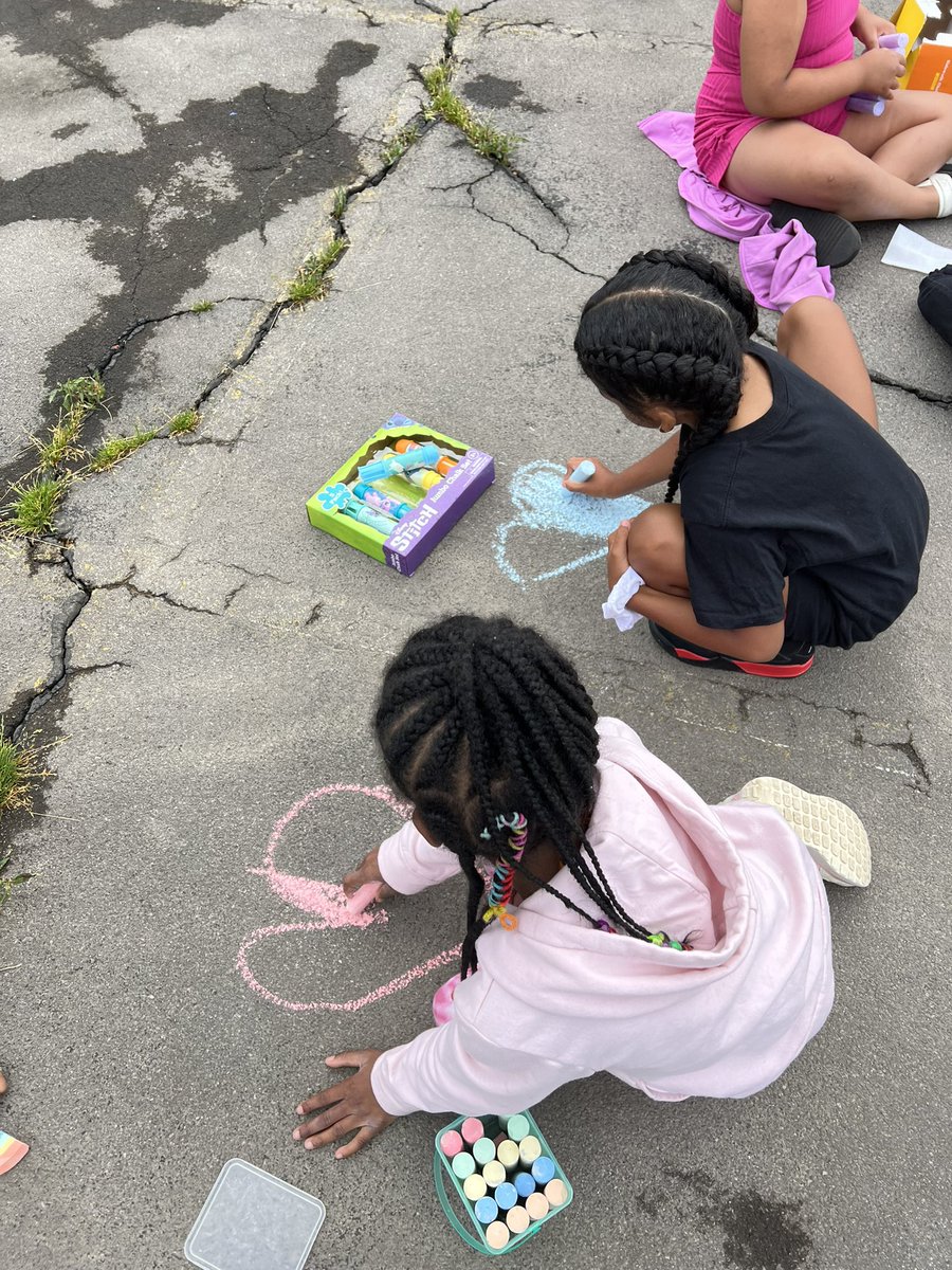 MissTrichilo's tweet photo. Chalk Day. 💙 https://t.co/0daGZFuD3i