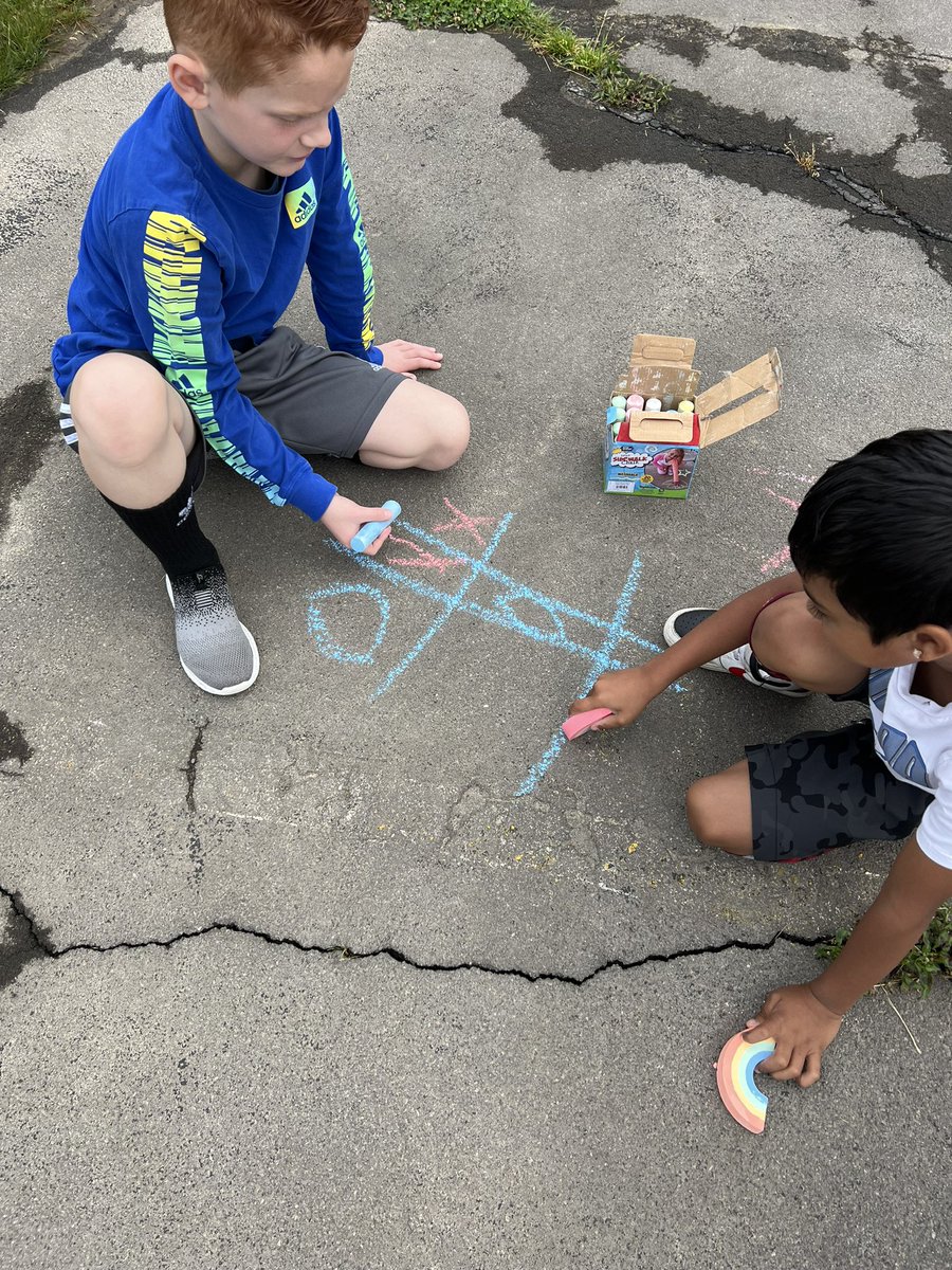 MissTrichilo's tweet photo. Chalk Day. 💙 https://t.co/0daGZFuD3i