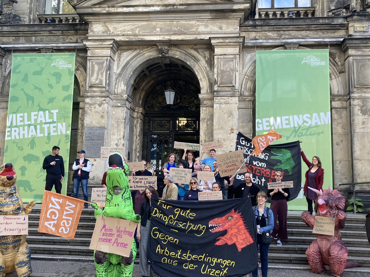 Prehistoric working conditions with employment contracts shorter than 🦖 arms? A reality for 92% of research staff in Germany #IchBinHanna. The dinos joined the #LNDW23 tonight to scandalise the precarity of researchers behind the projects on display #AktionswocheWissenschaft