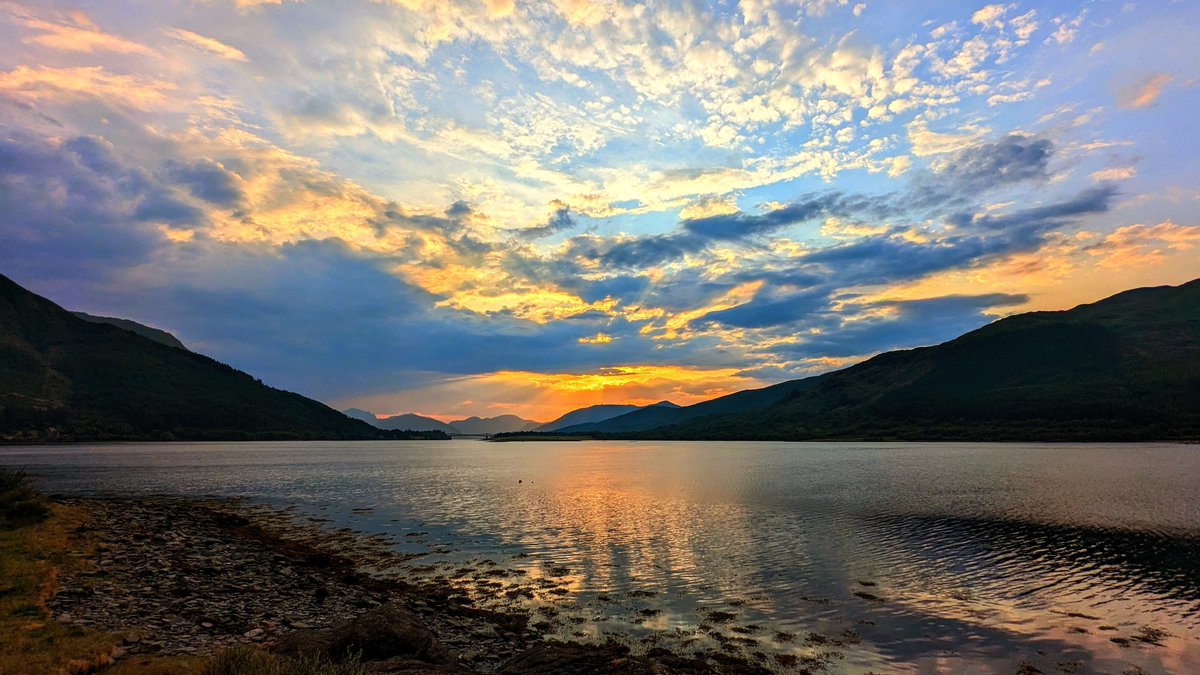 When it's so hot 🥵🔥 that you have to wait until the sun is setting before a walk 🥵🫠🌞🐺🐺🐾 🌅
#ballachulish #highlands #scotland #scottishhighlands #lochleven #husky #northerninuit #doglife🐾 #dogsoftwitter #sunset #heatwave