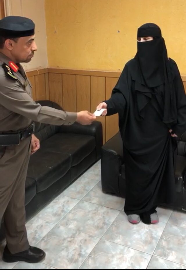 gmr15's tweet photo. من يتكلم ؟ 
ويطالب ببيع الخمور ؟
عجوز هاربه الى بريطانيا 
صادر بحقها حكم قضائي عام ٢٠١٩ صادر من المحكمة الجزائية في منطقة القصيم، بالسجن 8 أشهر وتغريمها 30 ألف ريال بعد مقطع فيديو مسيء لأهالي بريدة 
وايضاً تم القبض على اخوها 

والسبب من ذا كله ان زوجها تزوج مسيار !! 
مضحكاً جداً زوجك وتزوج وتجربه زوجيه فاشله جداً
وتذهبين وتسبين اهالي بريده كامله وتهربين وتطالبين بالاختلاط بالمدارس وبيع الخمور 
الانتقام من زوجك ليس بهذا الطريقه '_' 

 #هند_الدبيخي