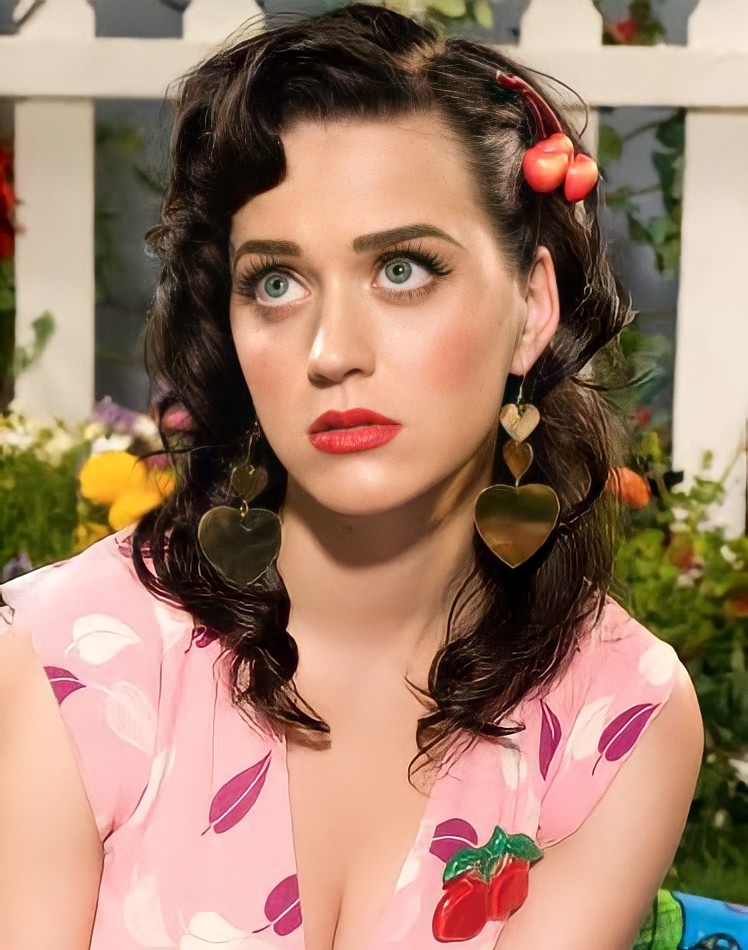 TeenagePrism12's tweet image. Queen is Trending !
 #OFTB