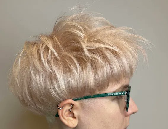 HeadlinesStyle's tweet image. Edgy wedge. Honey #blonde
Cut, colour and styling by @bloneetbrun

#yeghair #yegsalon #shorthair #hairgoals #albertastylist #albertahair #blondehair #hairoftheday #yeghair #yeghairstylist #edmontonhair #edmontonhairstylist #yegcolour #yeglocal #yegcolourist #manulifeplace
