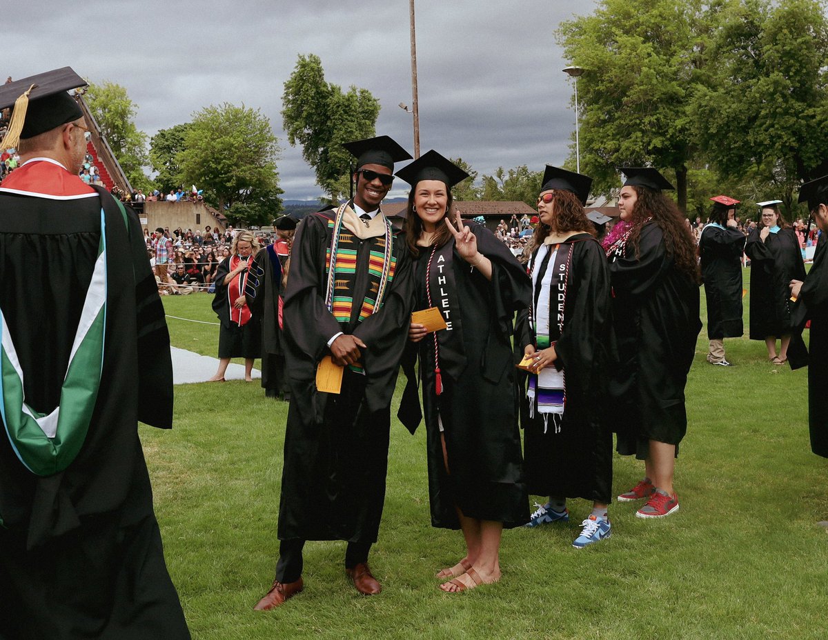 WesternOregonU's tweet photo. Congrats Wolves! You did it! ๐บ๐โค๏ธ #WOUGrad https://t.co/l0UTakquOA