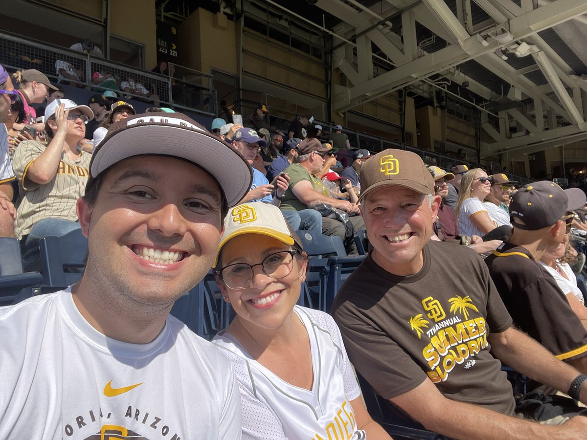 GavinThomas29's tweet photo. Surprise early Father’s Day @Padres game!! #BringTheGold https://t.co/VxirnTAiAT