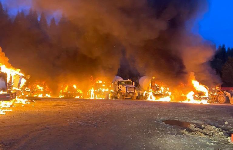 🔴URGENTE | Bomberos de #ValdiviaCL y #Paillaco concurren a atentado incendiario en Parque Eólico Caman en la ruta T-206

Habrían al menos 13 camiones quemados en el lugar.