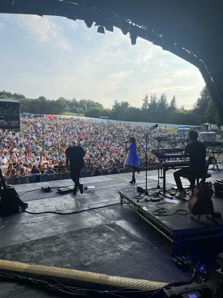 natalie imbruglia (@natimbruglia) on Twitter photo After last Sunday when mother nature stopped play, we were raring to get back up there tonight and play for you all at <a href="/delamereforest/">delamereforest</a> Thank you for having us <a href="/JackSavoretti/">Jack Savoretti</a> π
What a crowd and what a night!
π²ππππ½β‘
Stylist: fredericalovellpank π
Designer: <a href="/dreamsisterjane/">Sister Jane</a> After last Sunday when mother nature stopped play, we were raring to get back up there tonight and play for you all at <a href="/delamereforest/">delamereforest</a> Thank you for having us <a href="/JackSavoretti/">Jack Savoretti</a> π
What a crowd and what a night!
π²ππππ½β‘
Stylist: fredericalovellpank π
Designer: <a href="/dreamsisterjane/">Sister Jane</a>