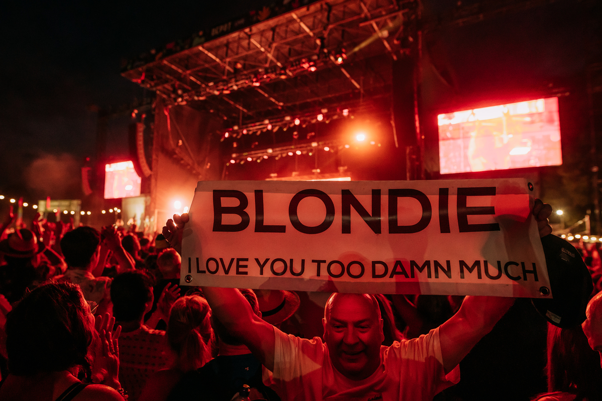 BlondieOfficial's tweet photo. Cardiff, we love you too damn much!💛

📷: sin_hart_ &amp; itsoncardiff on Instagram https://t.co/jFLOVQ26OX