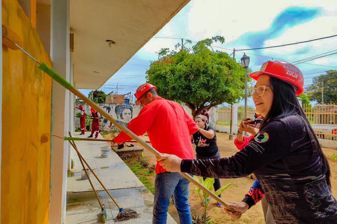 fedezulia_'s tweet photo. Continuamos con las Bricomiles en la UEN Vidal Calderon. Mcpio Francisco Eugenio Bustamante de Maracaibo. Zulia @NicolasMaduro @_LaAvanzadora @vicent_carvajal @gladysbarretom @ContactoFede @penelopelour https://t.co/k5t2ZF5DvM