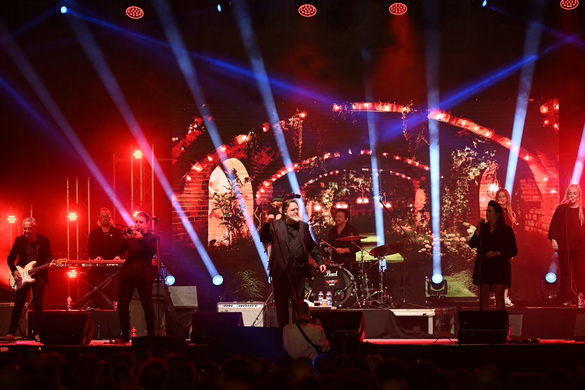 MarkZC's tweet photo. @russellcrowe Indoor Garden Party concert in #Malta https://t.co/FUTL2tF6dK