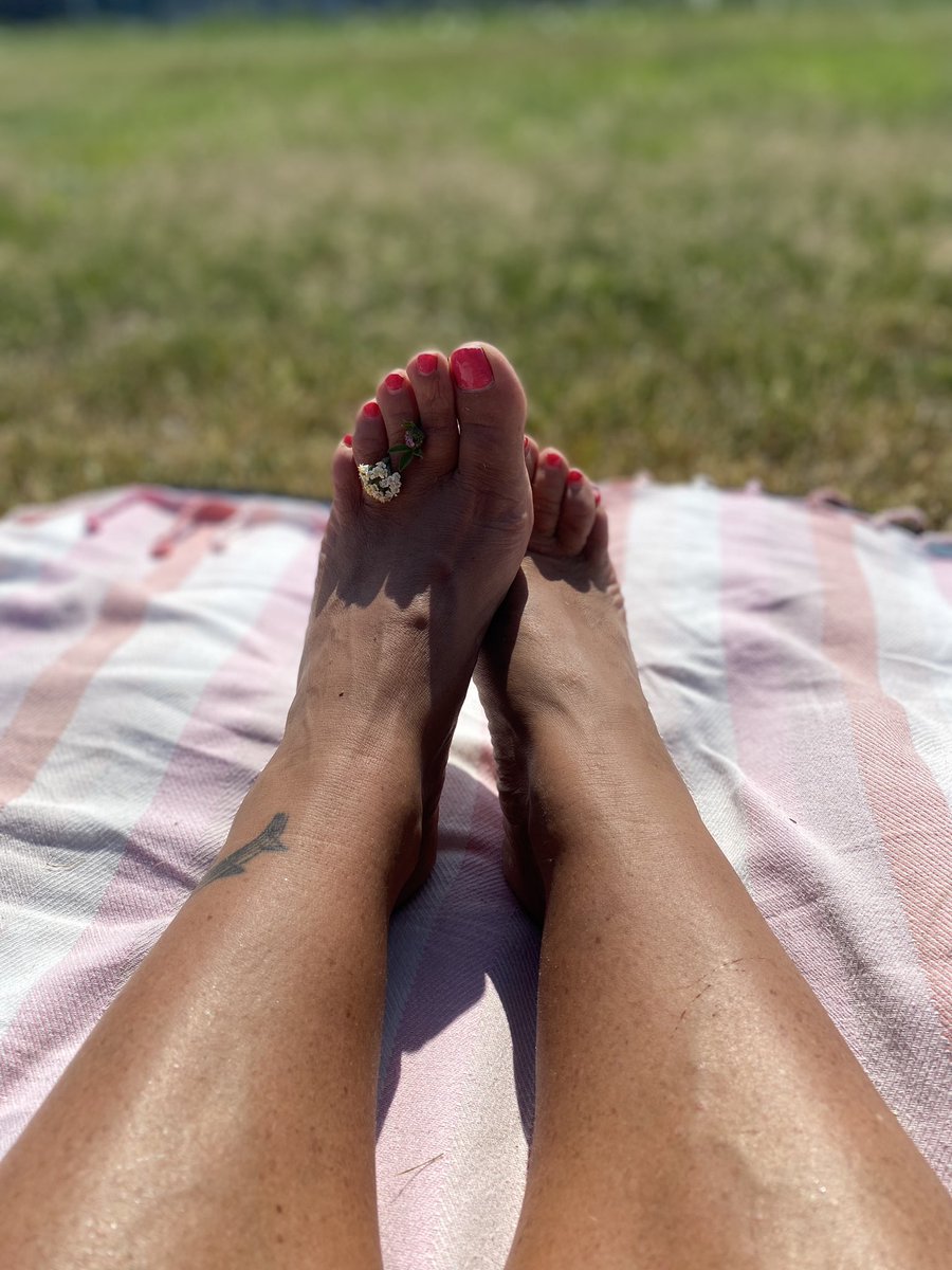 Summer feet ☀️
#feet #footfetısh #FOOTFETİSH #toes